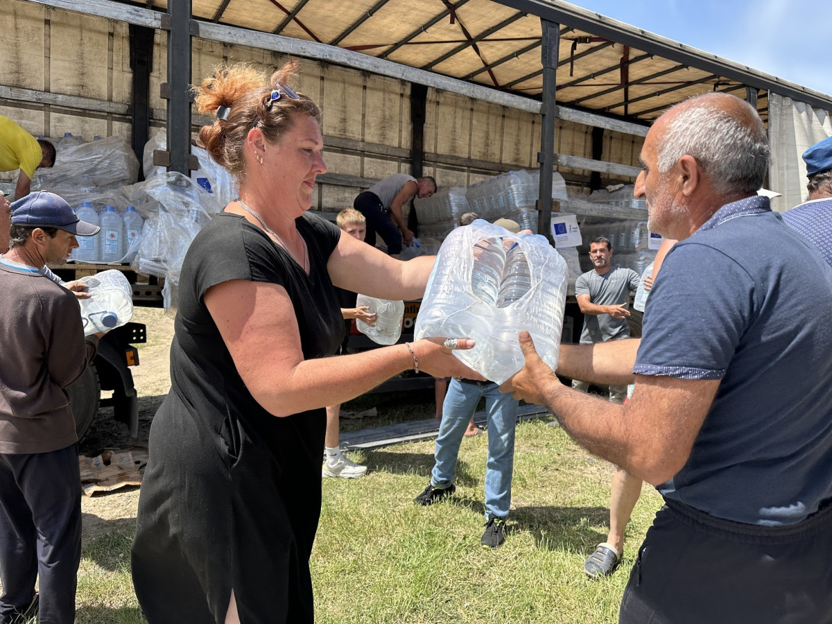 Following the Nova Khakovka dam destruction we are distributing drinking water to affected communities. Today we distributed 1,456 six-litre bottles of water to people in Novokairy in Kherson Oblast in other 3 villages. We will continue with distribution of drinking water in coming days. This all is possible thanks to the funding from the European Union.