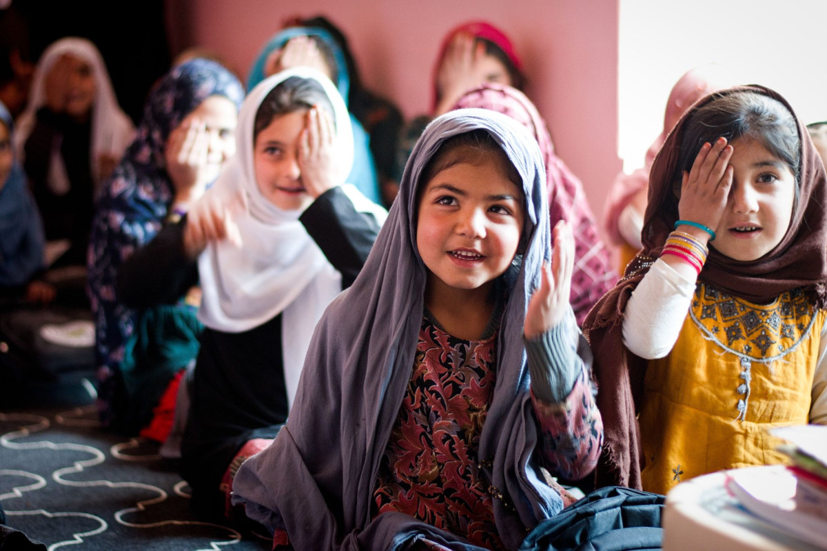 Popisek: One of 50 new CBE classes established in the Nerkh District in central Afghanistan.