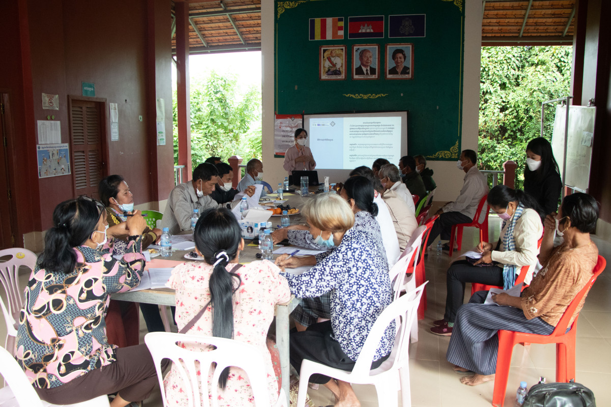 PIN team providing training to communities Krong Battambang on the new platform for receiving early warning alerts.